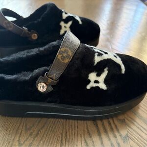 Luxurious Black and White Women's Slides  size 8.5/9